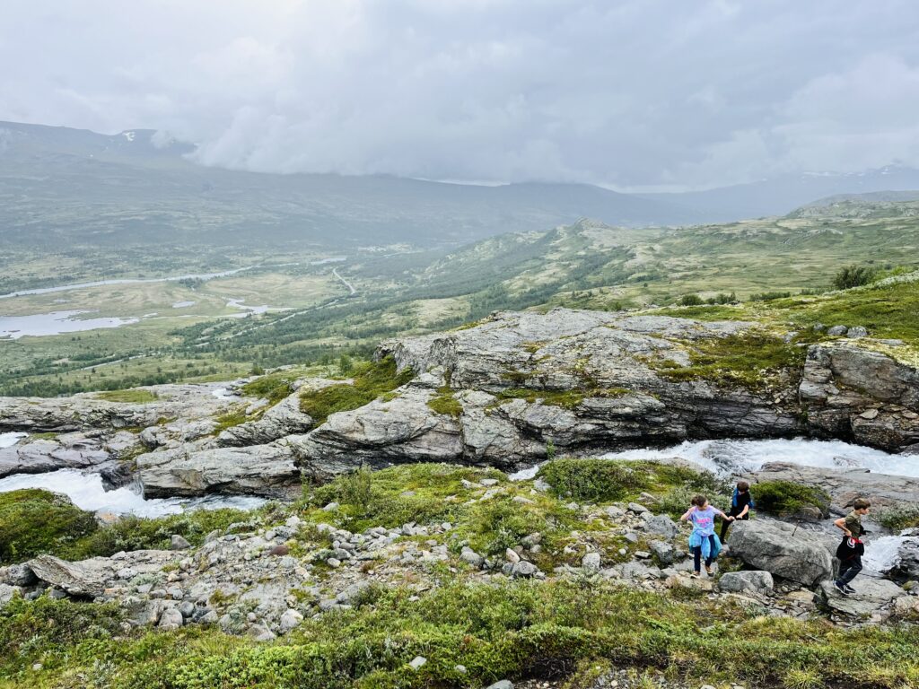 Kids climbing up the Bessvatnet trail in Norway